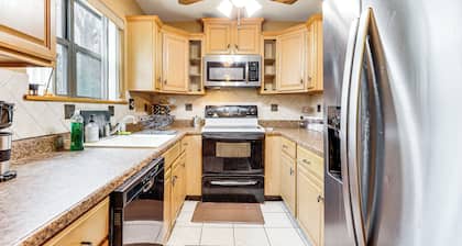 3 Mi to Dtwn New Haven: Colorful Condo w/ Yard!