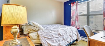 3 Mi to Dtwn New Haven: Colorful Condo w/ Yard!