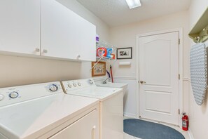 Interior - 2 Mi to Lake Sumter Landing: Spacious Golf Retreat (The Villages)