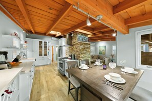 Dining - Avalon Beach Retreat (San Diego)