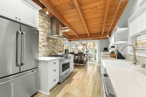 Fridge, microwave, oven, stovetop - Avalon Beach Retreat (San Diego)