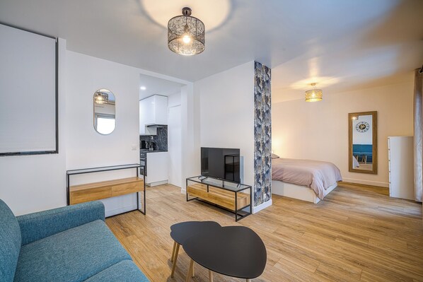 1 bedroom, free WiFi, bed sheets - Center of ANTIBES and 5 min from the beach, cozy new 30 m² T1 bis with air conditioning (Antibes)