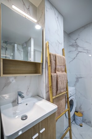 Shower, hair dryer, towels, toilet paper - Center of ANTIBES and 5 min from the beach, cozy new 30 m² T1 bis with air conditioning (Antibes)