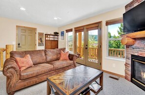 Fernseher, DVD-Player, Bücher, Videothek