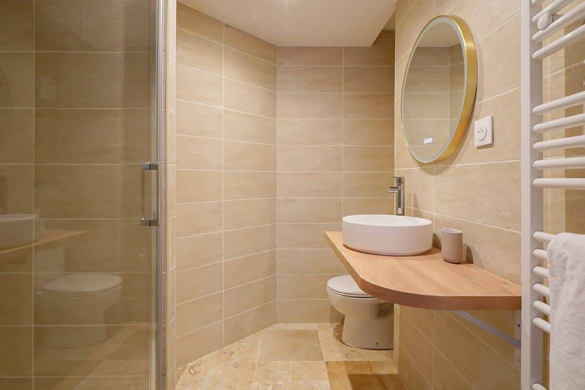 Shower, hair dryer, shampoo