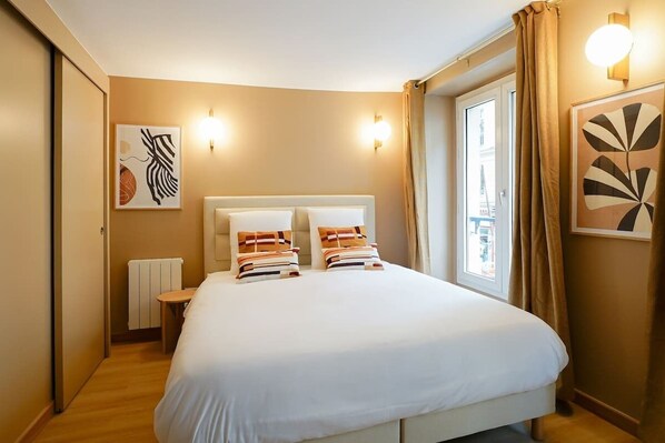 1 slaapkamer, een strijkplank/strijkijzer, wifi, beddengoed