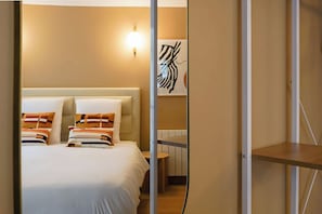 1 habitación, tabla de planchar con plancha, wifi y ropa de cama