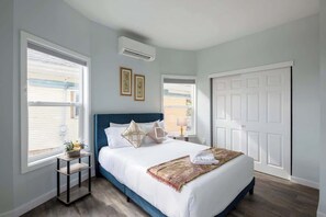 6 bedrooms, iron/ironing board, WiFi, bed sheets