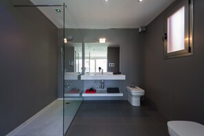 Chalet | Bathroom - Tranquil Chalet in Salobre, Gran Canaria (San Bartolomé de Tirajana)