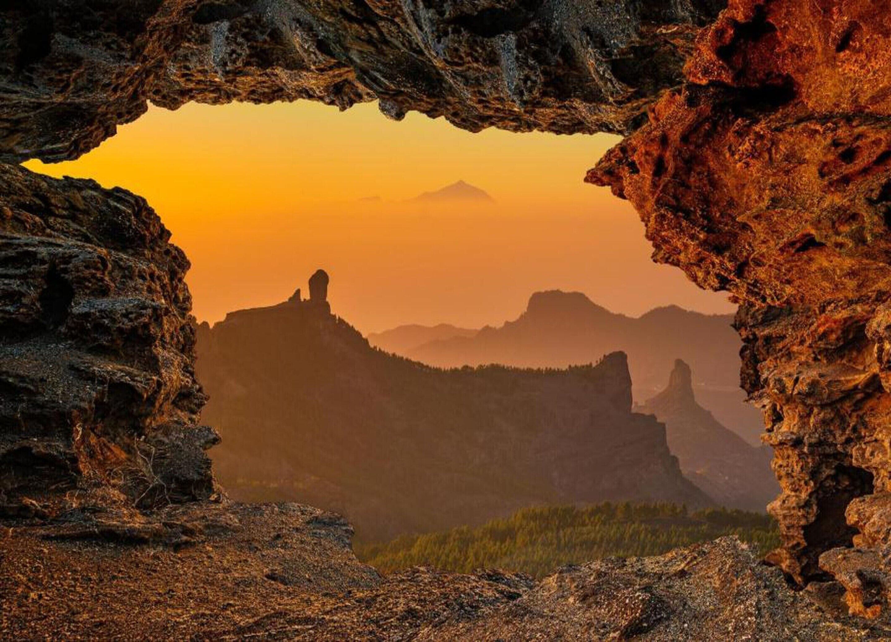 En naturlig klippformation med en öppning som liknar en grotta.