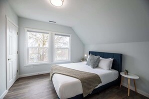 4 bedrooms, iron/ironing board, WiFi, bed sheets