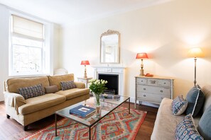 TV - Charming Kensington Apartment w/ Private Terrace & Garden Views (London)