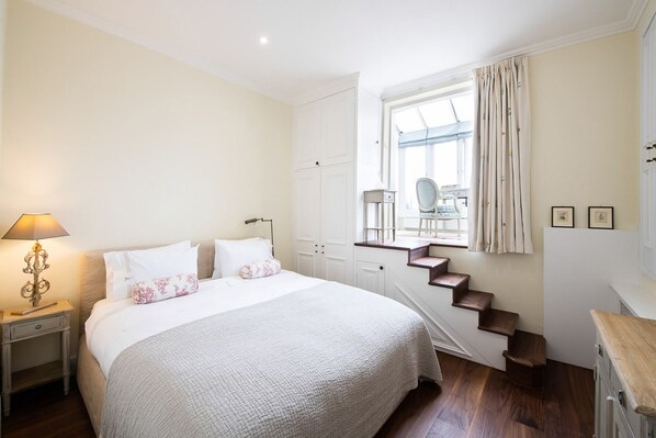 1 habitación, tabla de planchar con plancha y cuna de viaje 