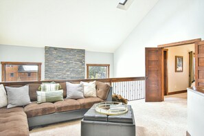 Smart TV, fireplace, DVD player - Shekel Haus – Luxury Mountain Retreat w/ Views & Hot Tub (Breckenridge)