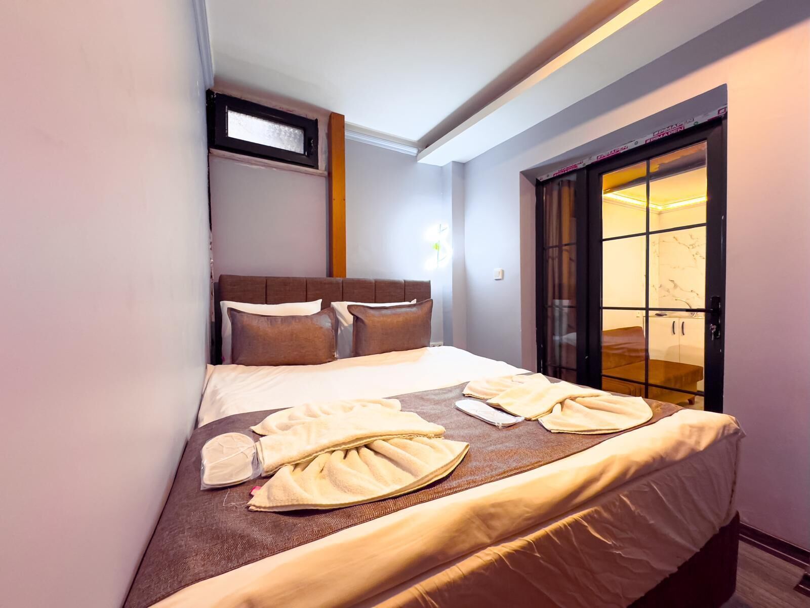 Egyptian cotton sheets, premium bedding, desk, free cots/infant beds