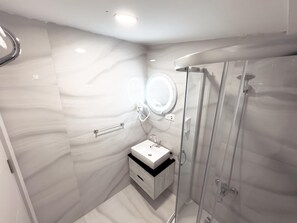 Pent House | Bathroom | Shower, free toiletries, hair dryer, towels - Brick House Hotel (Istanbul)