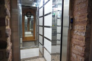 Lift - Brick House Hotel (Istanbul)
