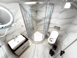 Pent House | Bathroom | Shower, free toiletries, hair dryer, towels - Brick House Hotel (Istanbul)