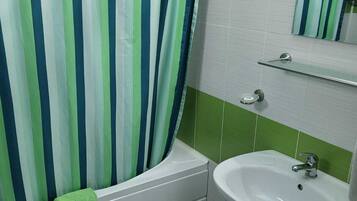 Habitación Confort, balcón, vista al patio | Baño | Amenidades de baño gratuitas, secadora de cabello, pantuflas, toallas
