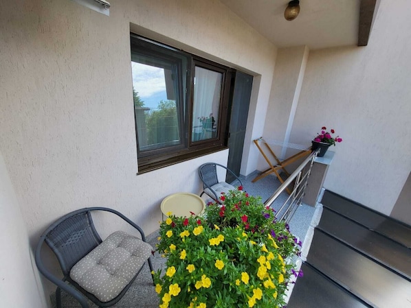 Habitación Confort, balcón, vista al patio | Escritorio, cortinas blackout y tabla de planchar con plancha 