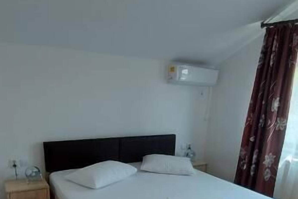 Habitación doble | Escritorio, cortinas opacas, tabla de planchar con plancha y wifi gratis