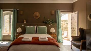 Dame Douce | Desk, soundproofing, free WiFi, bed sheets