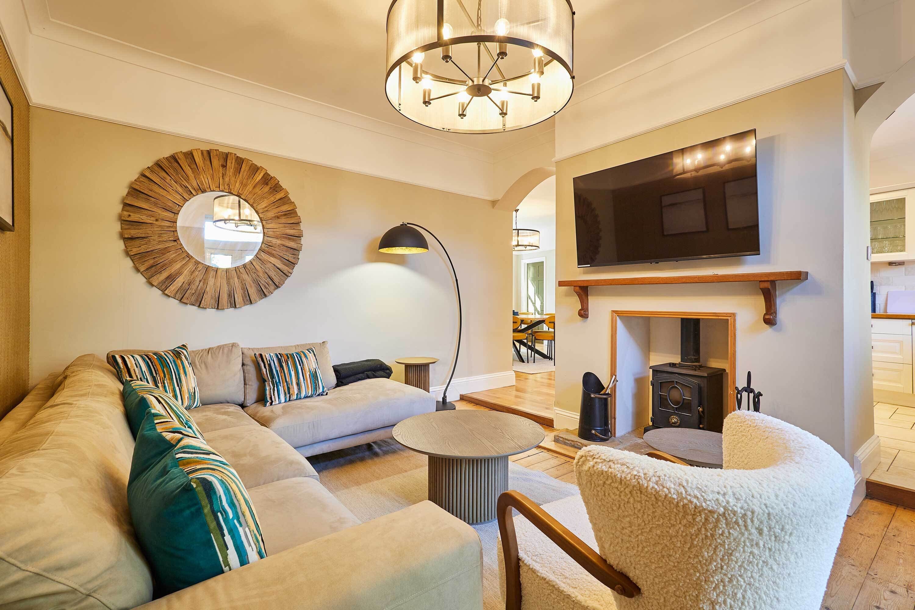 تلفزيون، مدفأة، مكتب