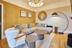 Una televisión, una chimenea, una oficina