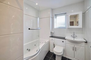 Dusche, Handtücher, Shampoo