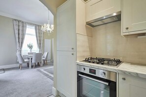 Fridge, oven, stovetop, dishwasher