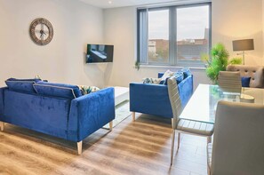 TV, offices - Host & Stay | Crosby Gardens Apartment (Waterloo)