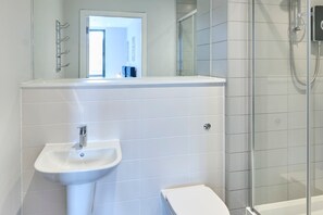 Shower, hair dryer, towels - Host & Stay | Crosby Gardens Apartment (Waterloo)