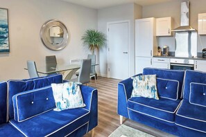 TV, offices - Host & Stay | Crosby Gardens Apartment (Waterloo)