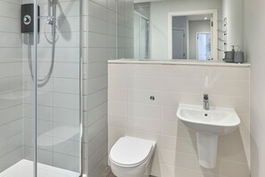 Shower, hair dryer, towels - Host & Stay | Crosby Gardens Apartment (Waterloo)