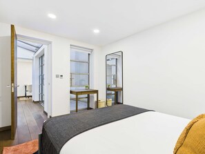 2 soveværelser, skrivebord, strygejern/strygebræt, weekendseng