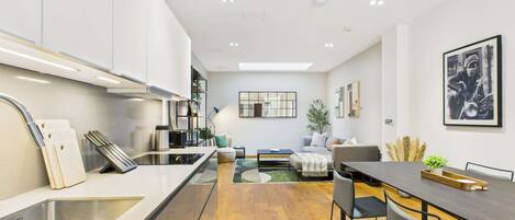 Réfrigérateur, micro-ondes, four, plaque de cuisson