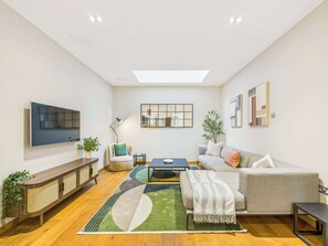 TV, offices - Stylish & Designer Camden Town Apartment (Greater London)