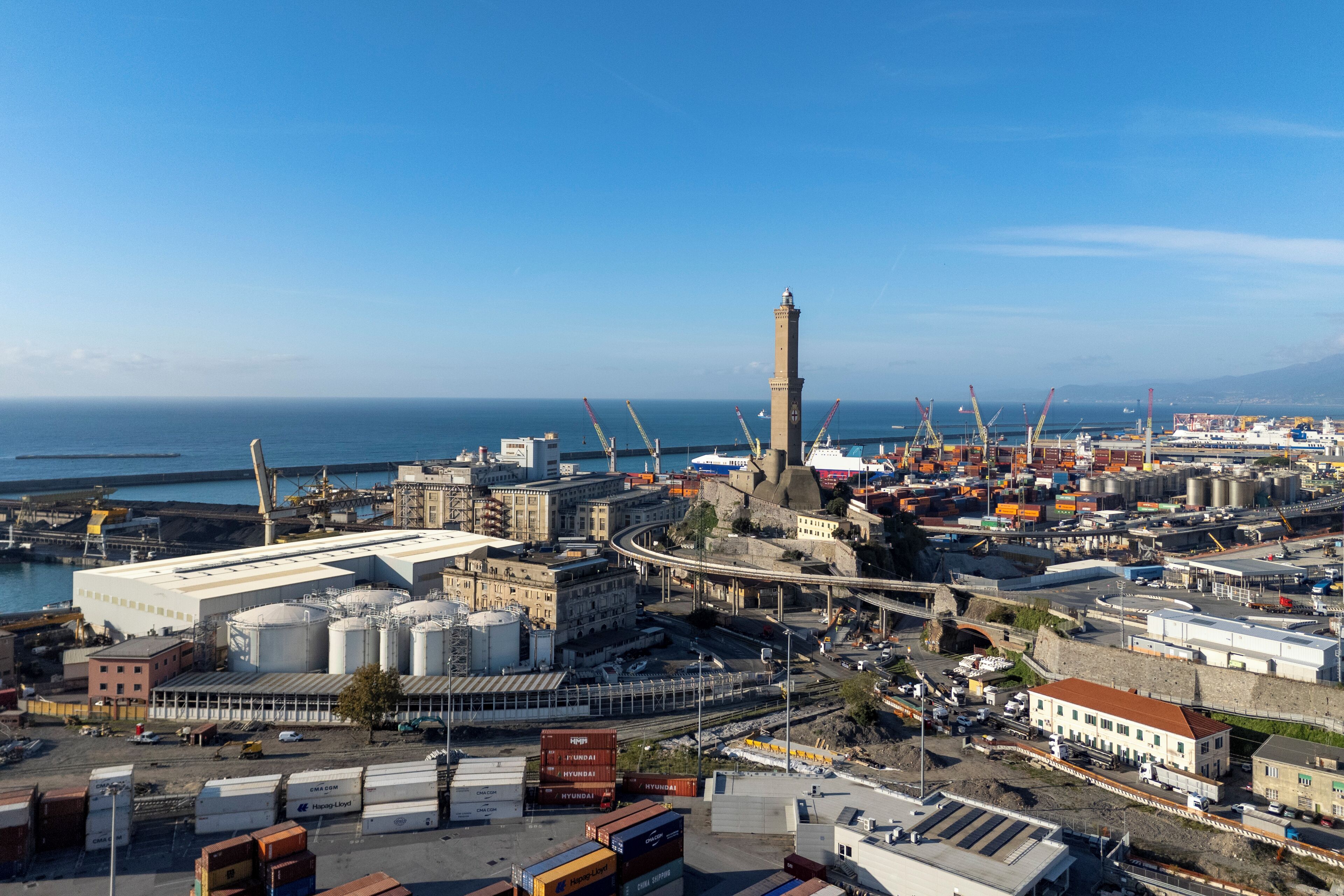 Una extensa zona industrial con almacenes, contenedores de envío y una destacada estructura tipo torre.