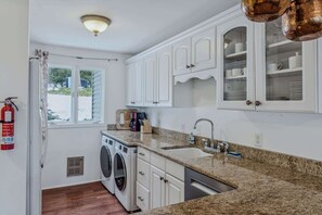 Douche, séchoir à cheveux, serviettes fournies