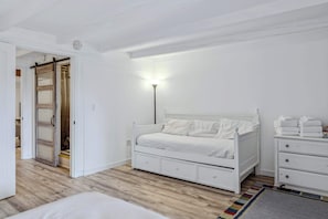 3 Schlafzimmer, Schreibtisch, Bügeleisen/Bügelbrett, WLAN