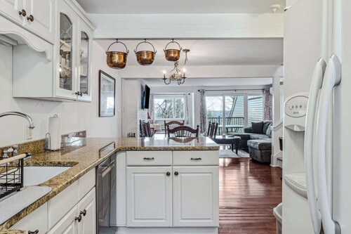 Steps to Ski Trail, Fireplace - Kingswood 1B