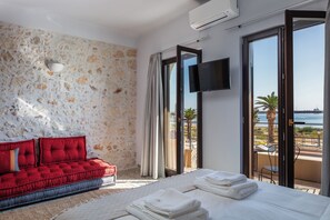 Apartamento Confort, balcón, vistas al mar | Zona de estar | Una televisión de pantalla plana