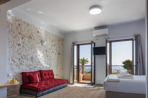 Comfort-Apartment, Balkon, Meerblick | 1 Schlafzimmer, schallisolierte Zimmer, Bügeleisen/Bügelbrett