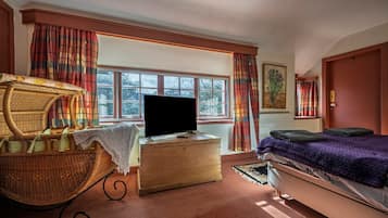 5 habitaciones, tabla de planchar con plancha y cuna de viaje