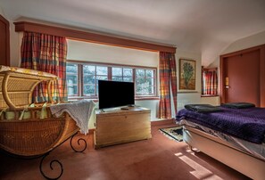 5 bedrooms, iron/ironing board, travel cot, free WiFi