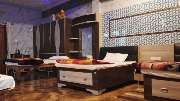 Ein Hotelzimmer mit Bett, Schreibtisch, Stuhl, Kleiderschrank und Spiegel.
