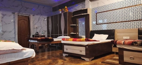 Shared Dormitory | Free WiFi. Hotel Pushpanjali