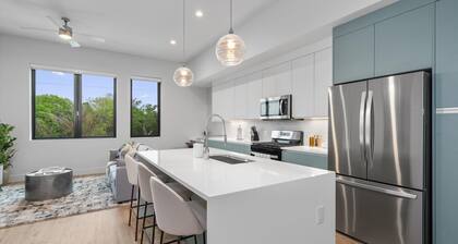 Modern & Stylish 1BR Apartment near SoCo—Sleeps 3