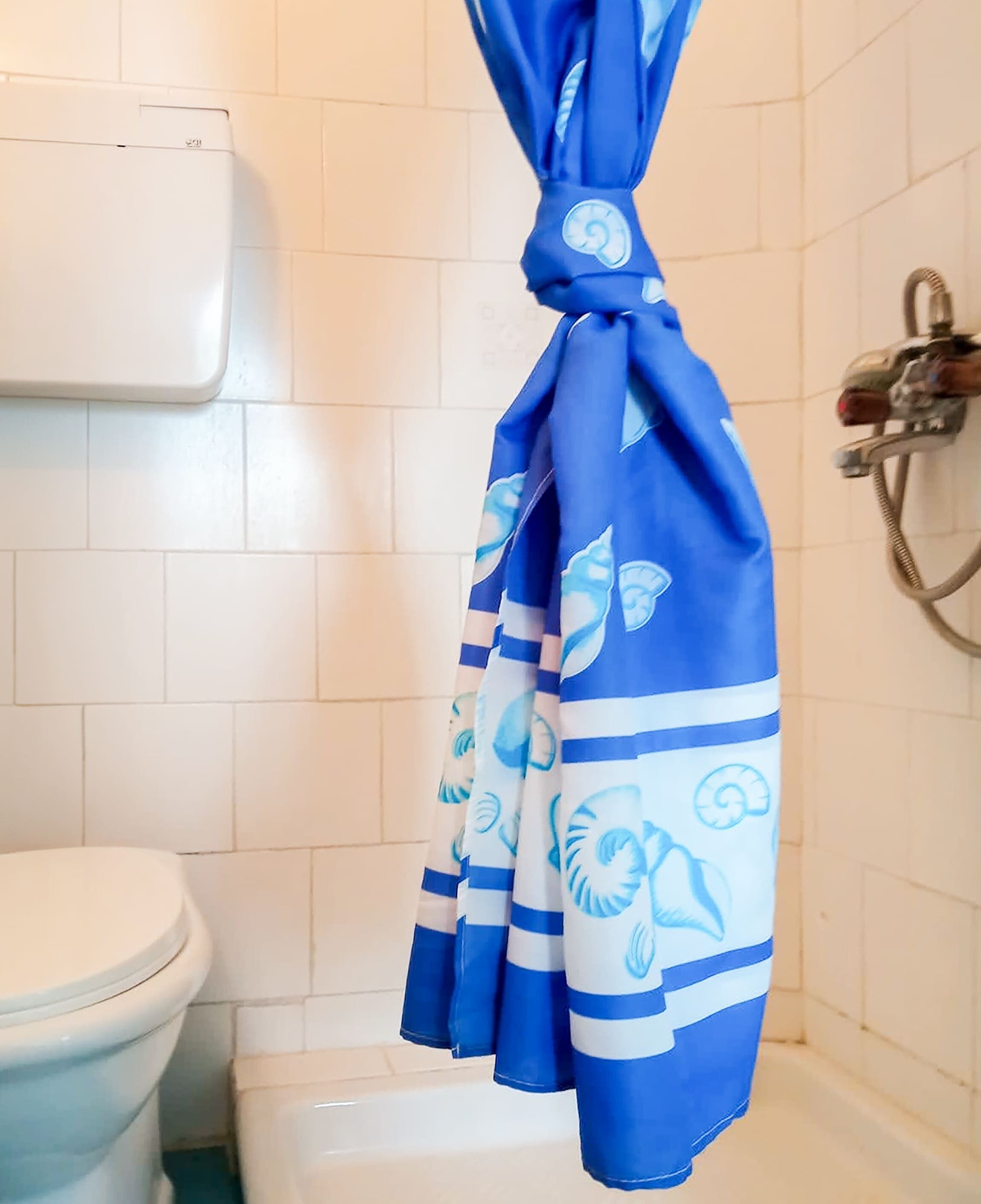 Douche, sèche-cheveux, serviettes fournies