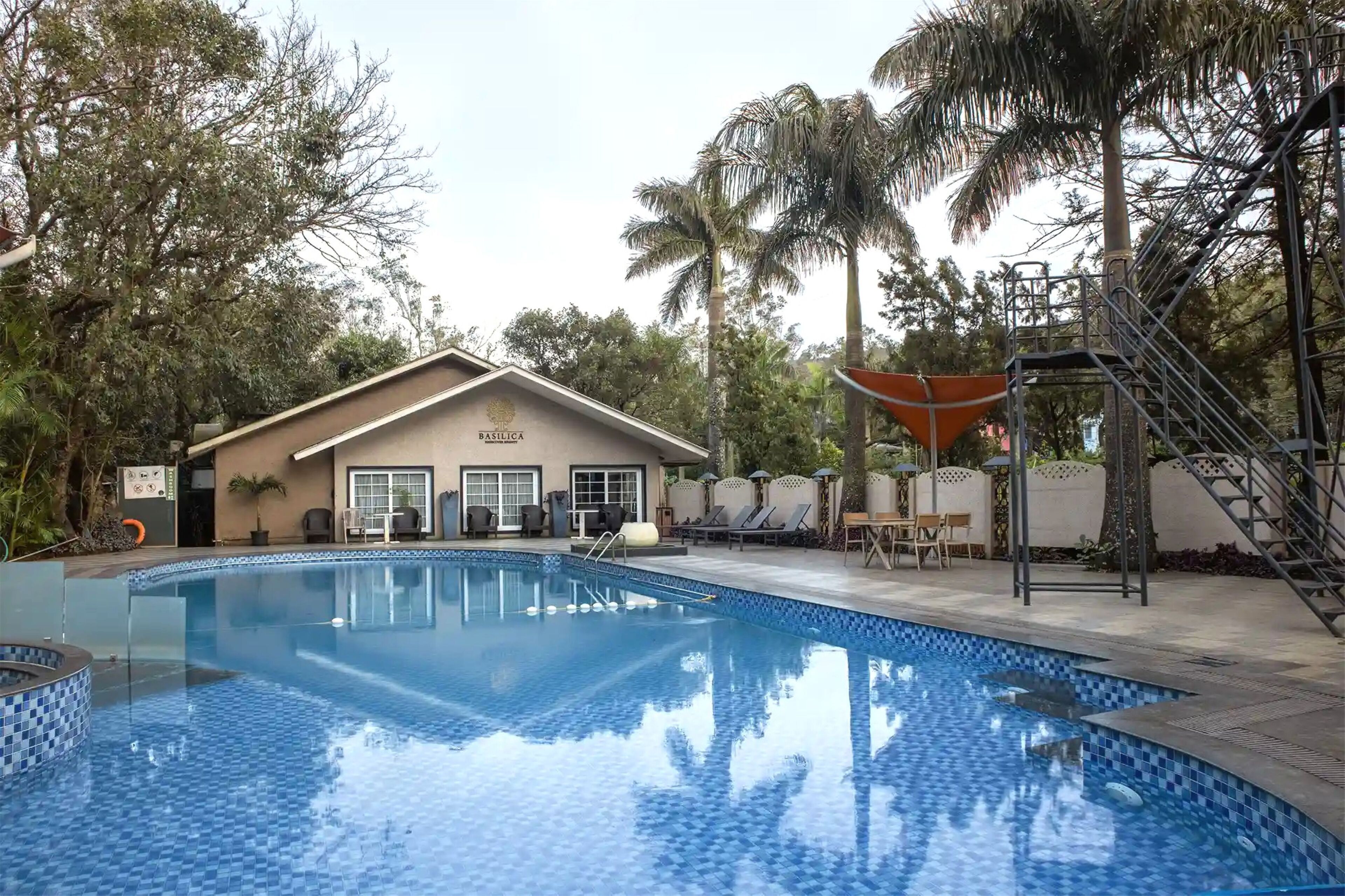 Una piscina al aire libre, tumbonas
